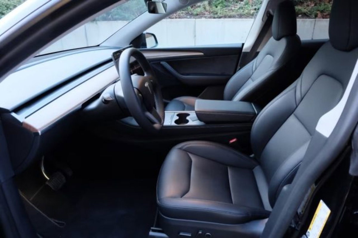 Tesla Model Y Long Range awd (14)