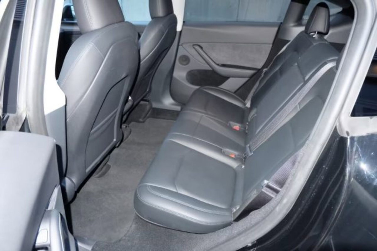 Tesla Model Y Long Range awd (16)