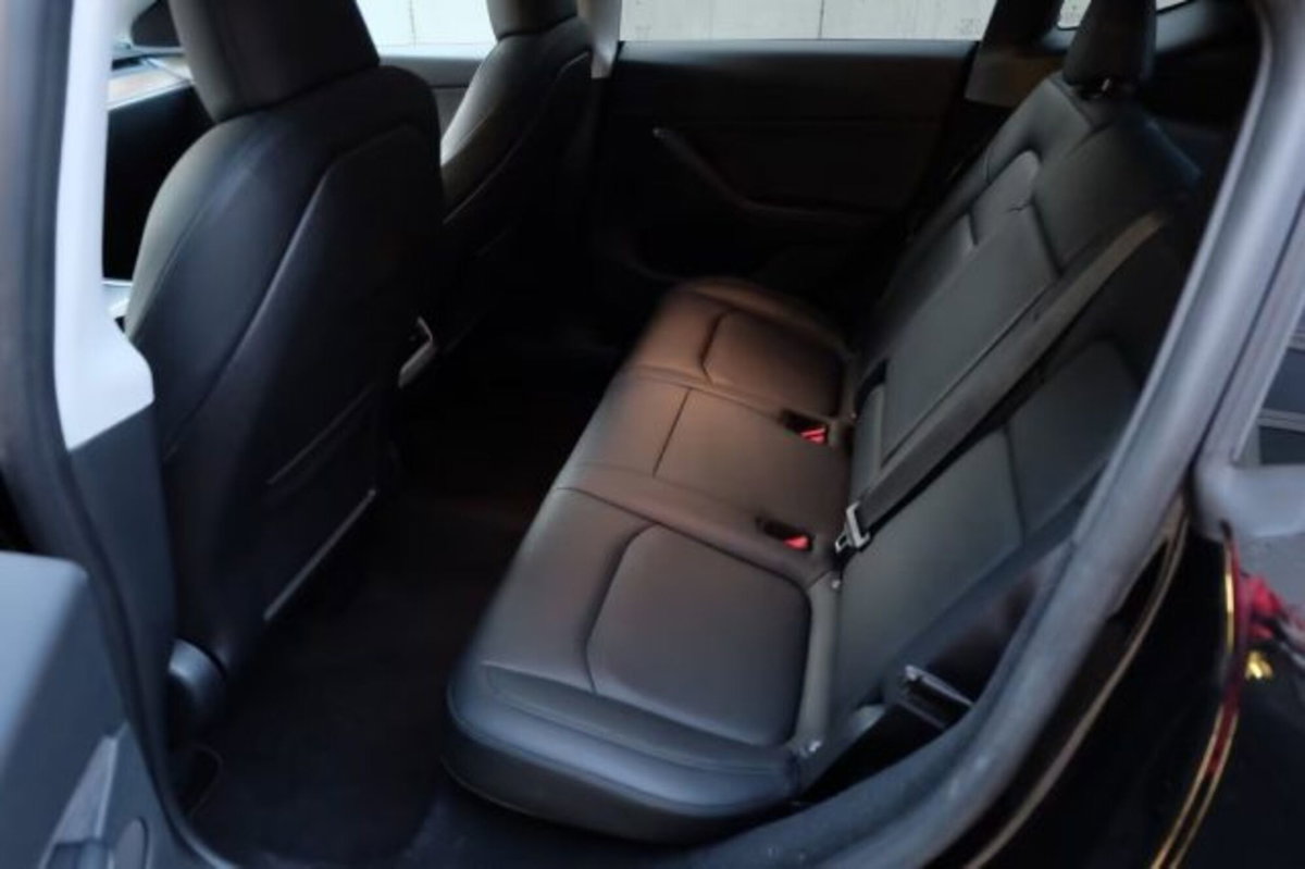 Tesla Model Y Long Range awd (17)
