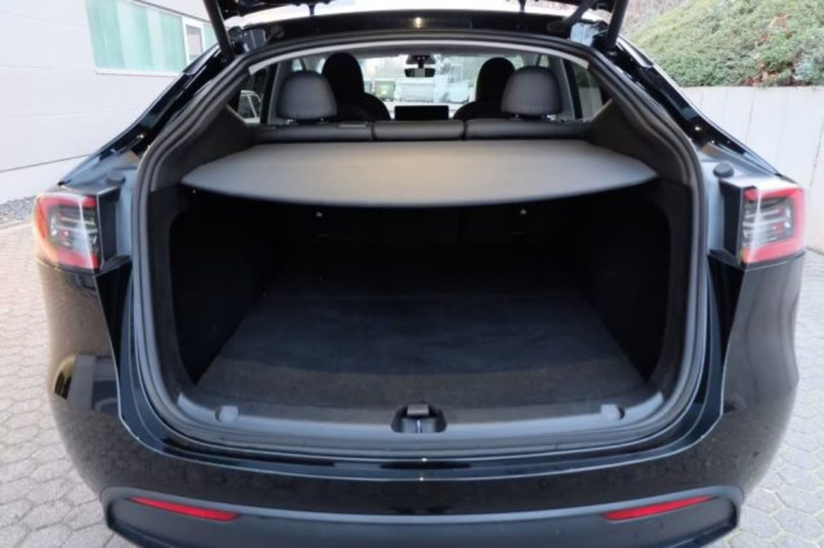 Tesla Model Y Long Range awd (20)