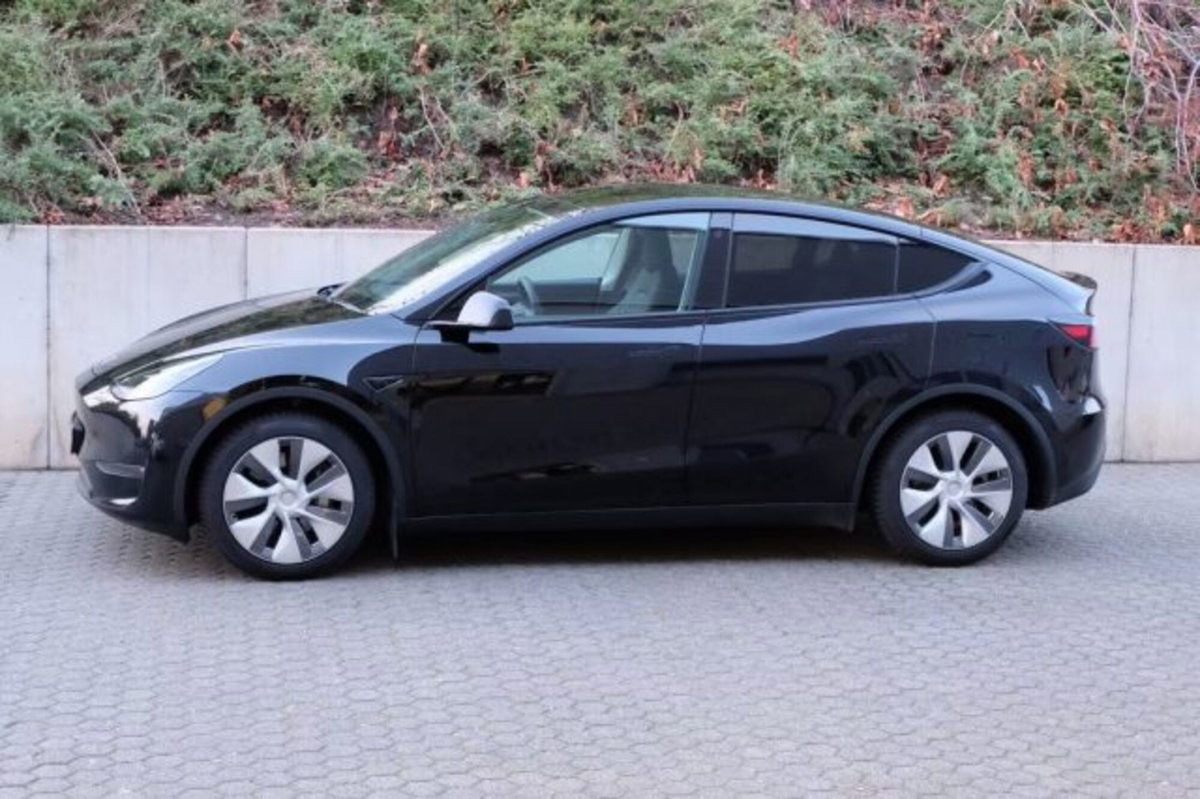 Tesla Model Y Long Range awd (5)