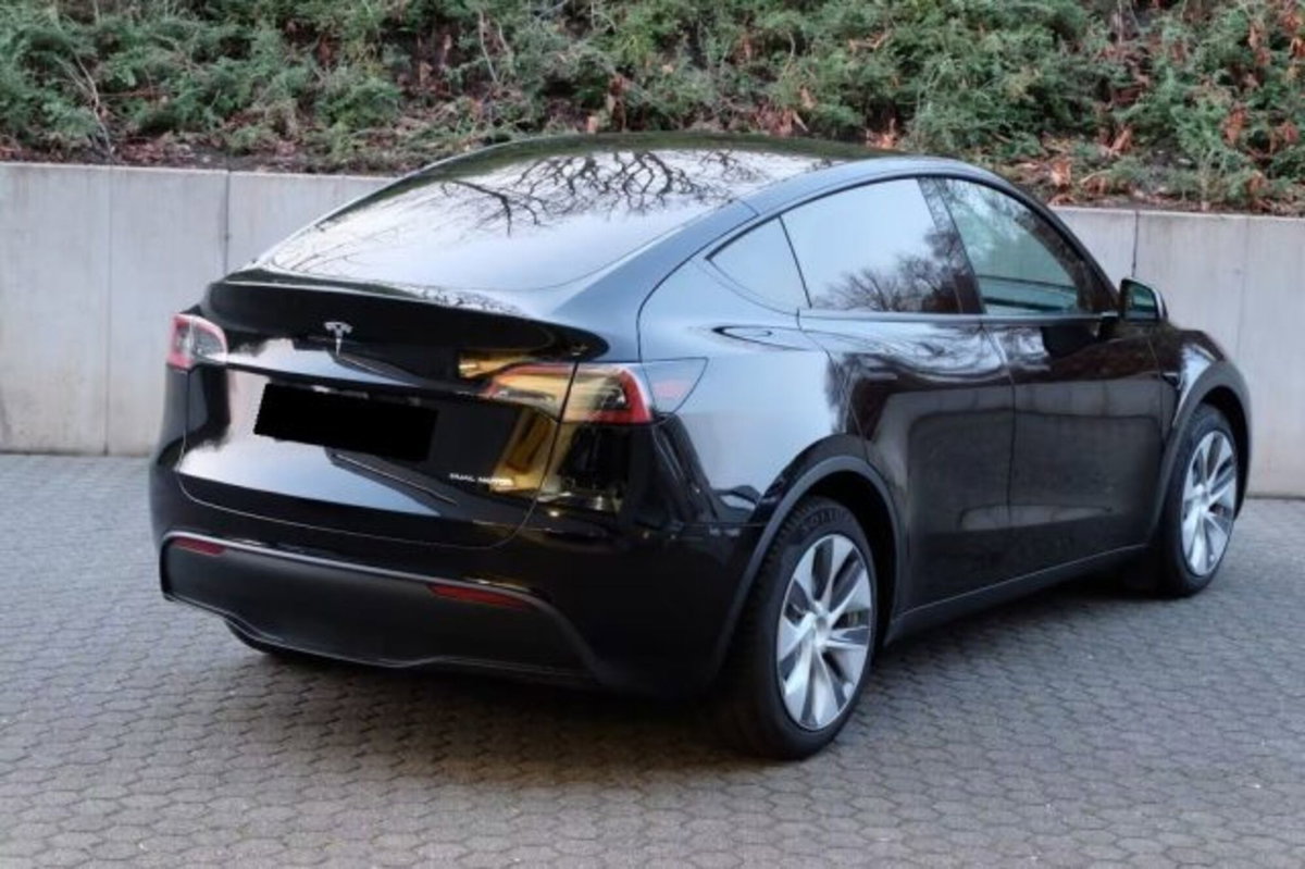 Tesla Model Y Long Range awd (8)
