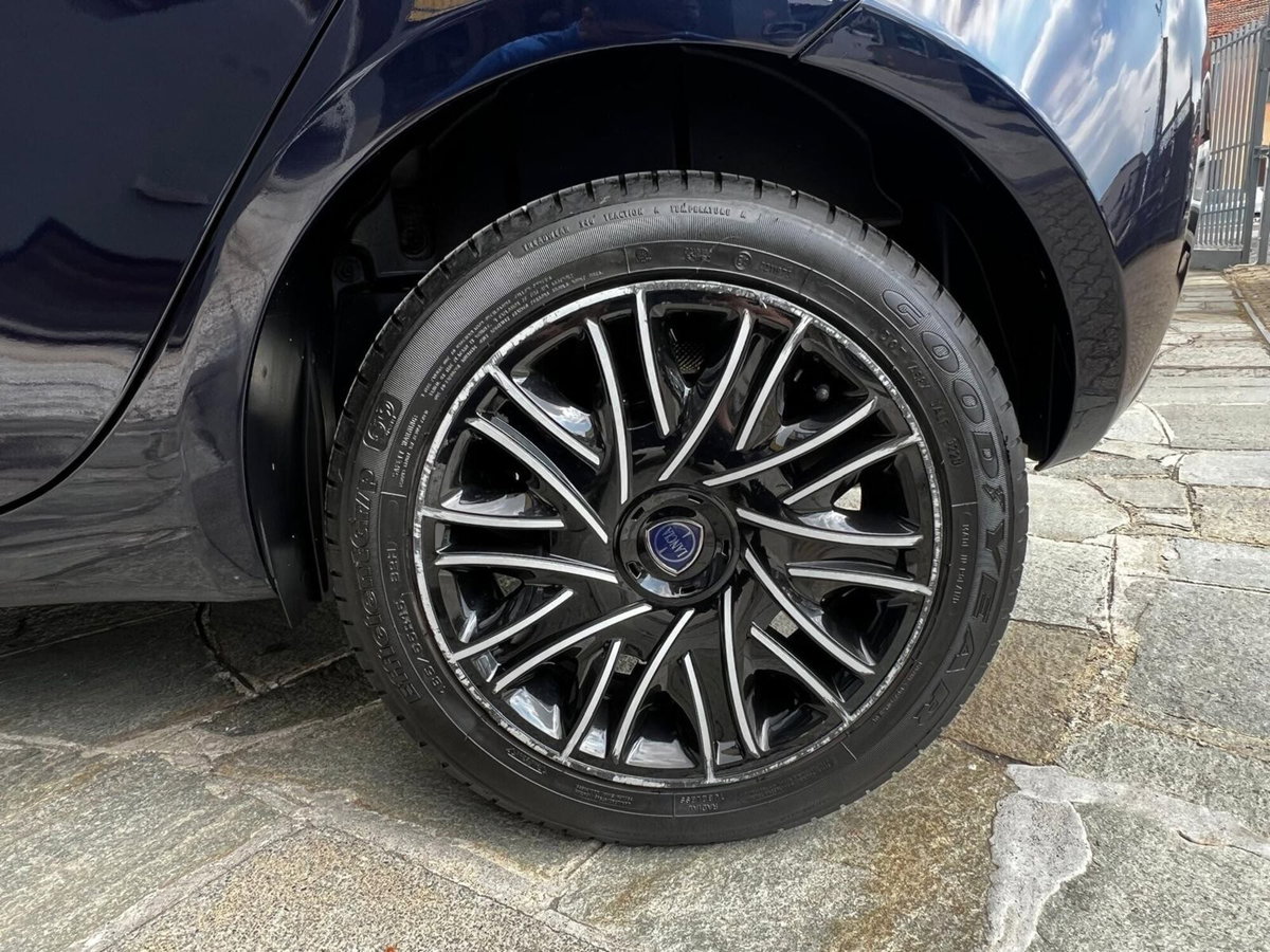 Lancia Ypsilon 1.2 69 CV 5 porte GPL Ecochic Gold (15)