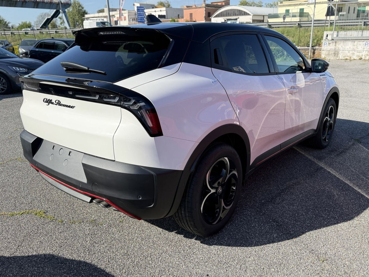 Alfa Romeo Junior 1.2 ibrida Speciale 145cv edct6 (4)