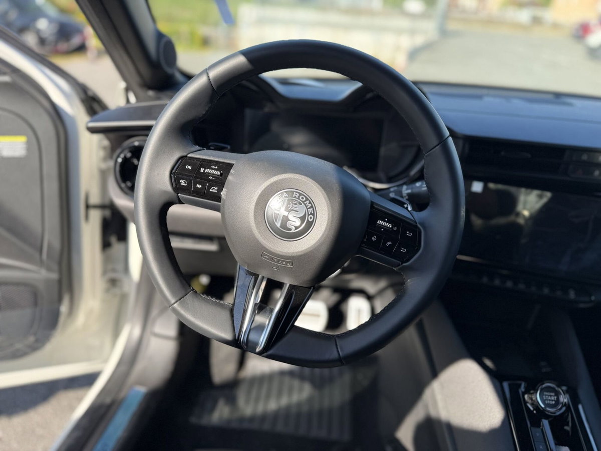 Alfa Romeo Junior 1.2 ibrida Speciale 145cv edct6 (7)