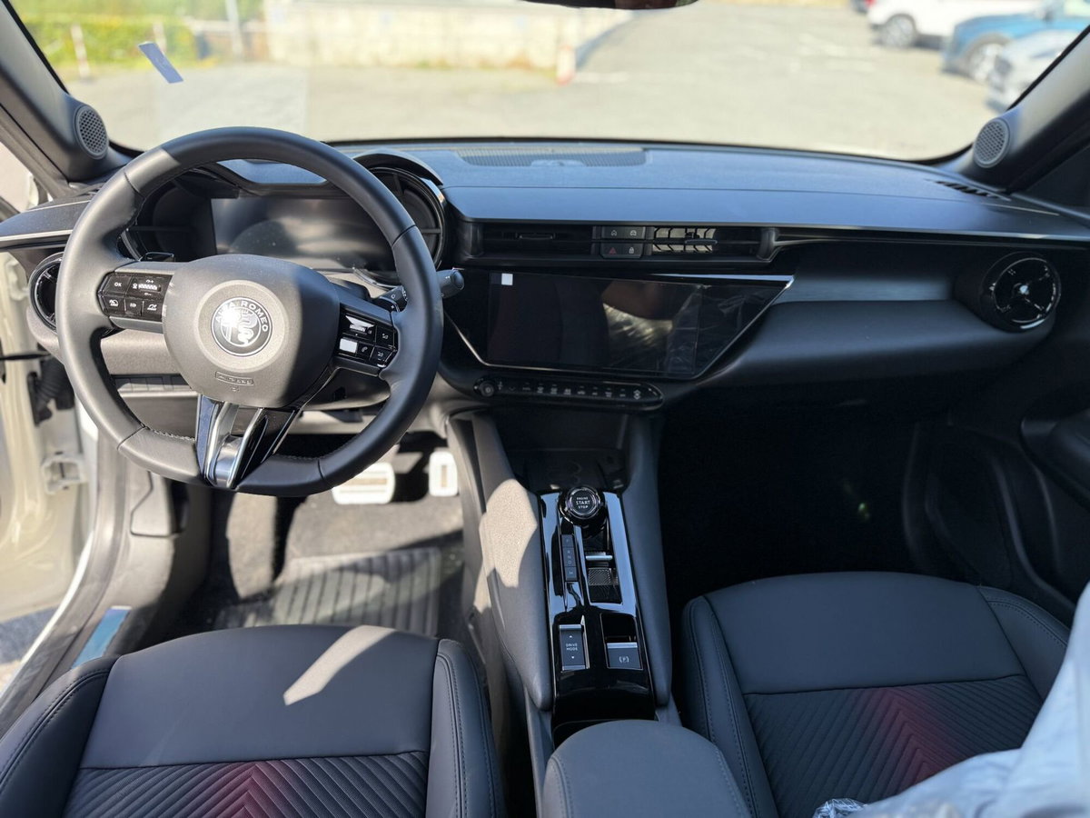 Alfa Romeo Junior 1.2 ibrida Speciale 145cv edct6 (8)