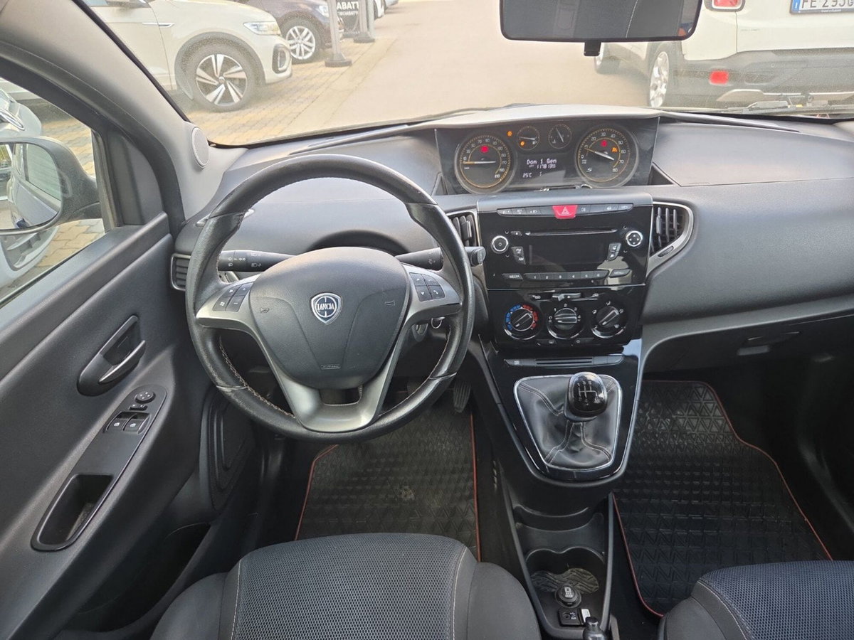 Lancia Ypsilon 1.2 69 CV 5 porte S Momodesign (10)