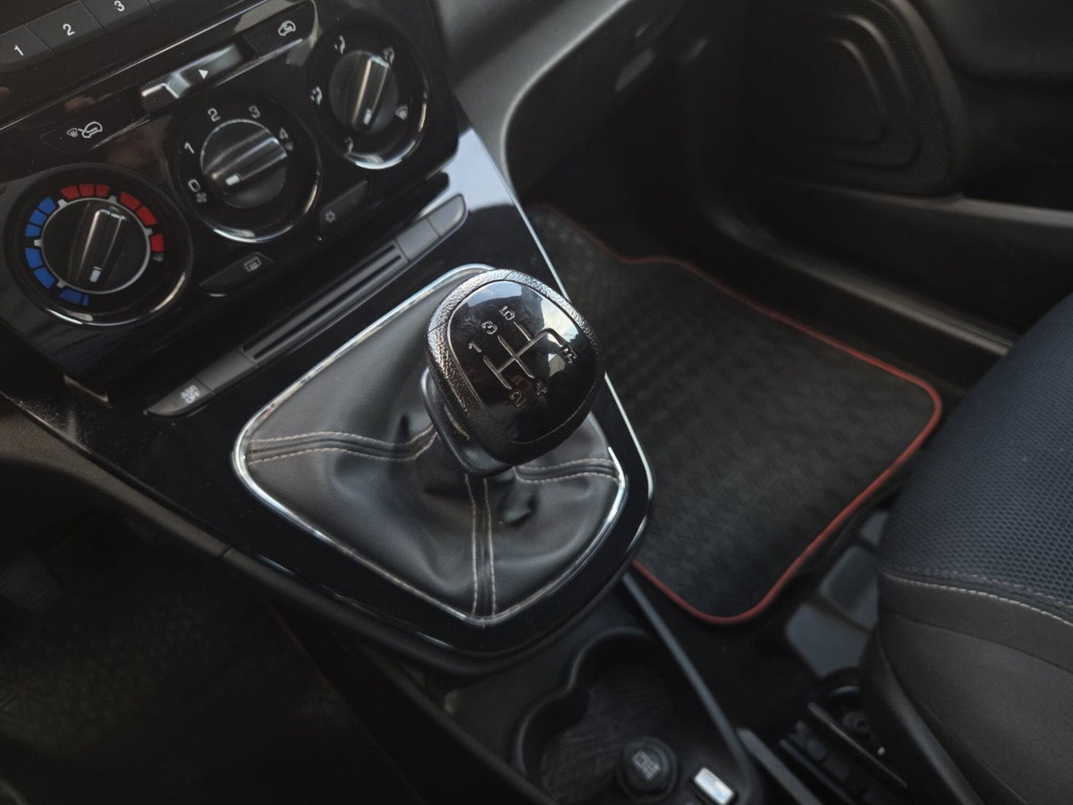 Lancia Ypsilon 1.2 69 CV 5 porte S Momodesign (11)
