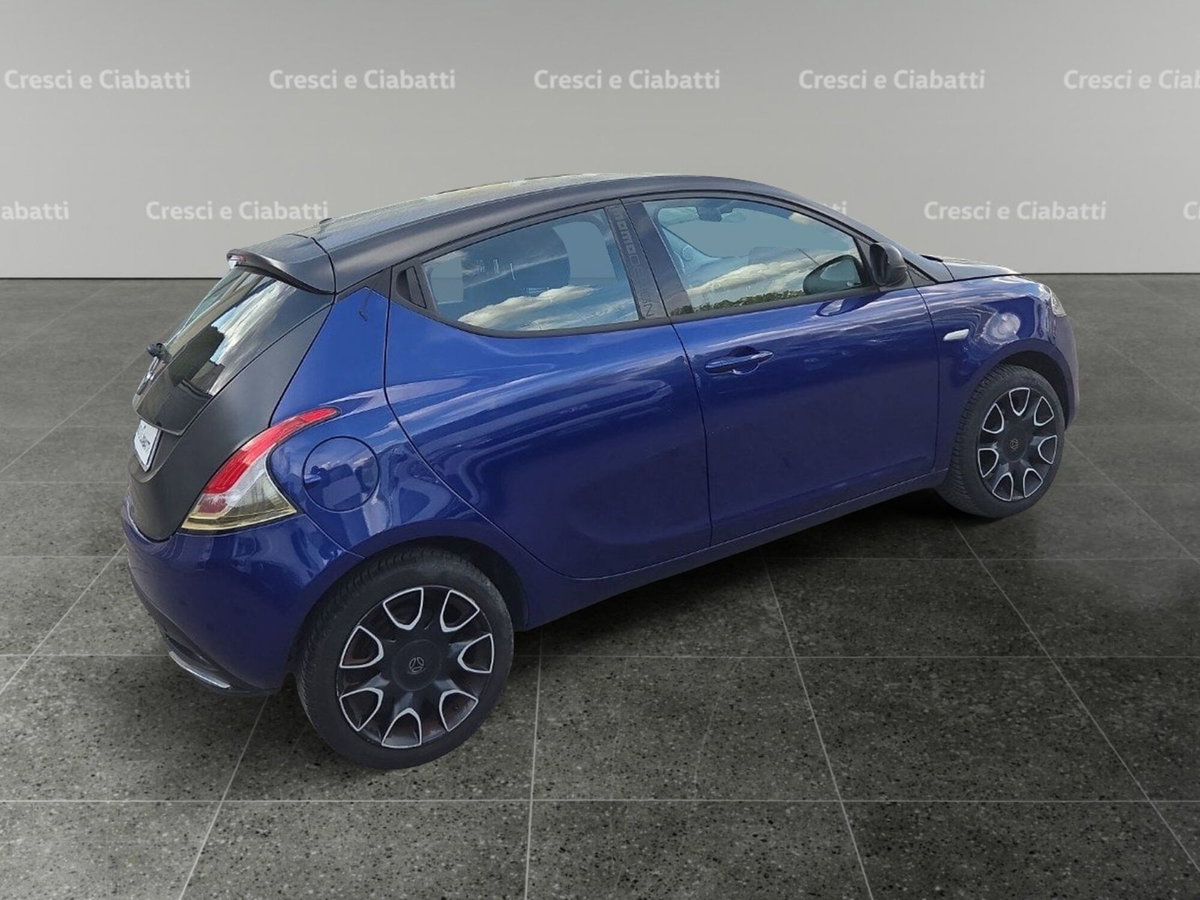 Lancia Ypsilon 1.2 69 CV 5 porte S Momodesign (3)