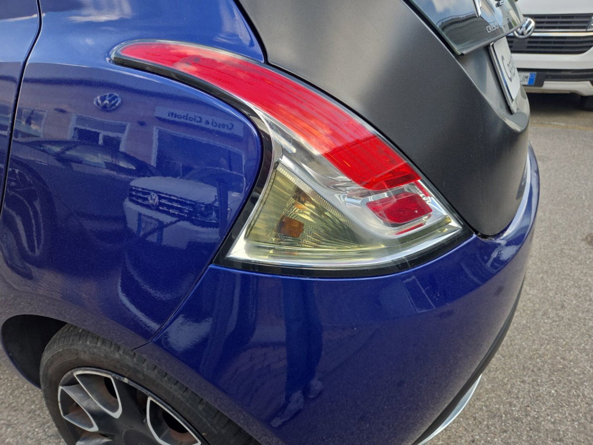 Lancia Ypsilon 1.2 69 CV 5 porte S Momodesign (6)