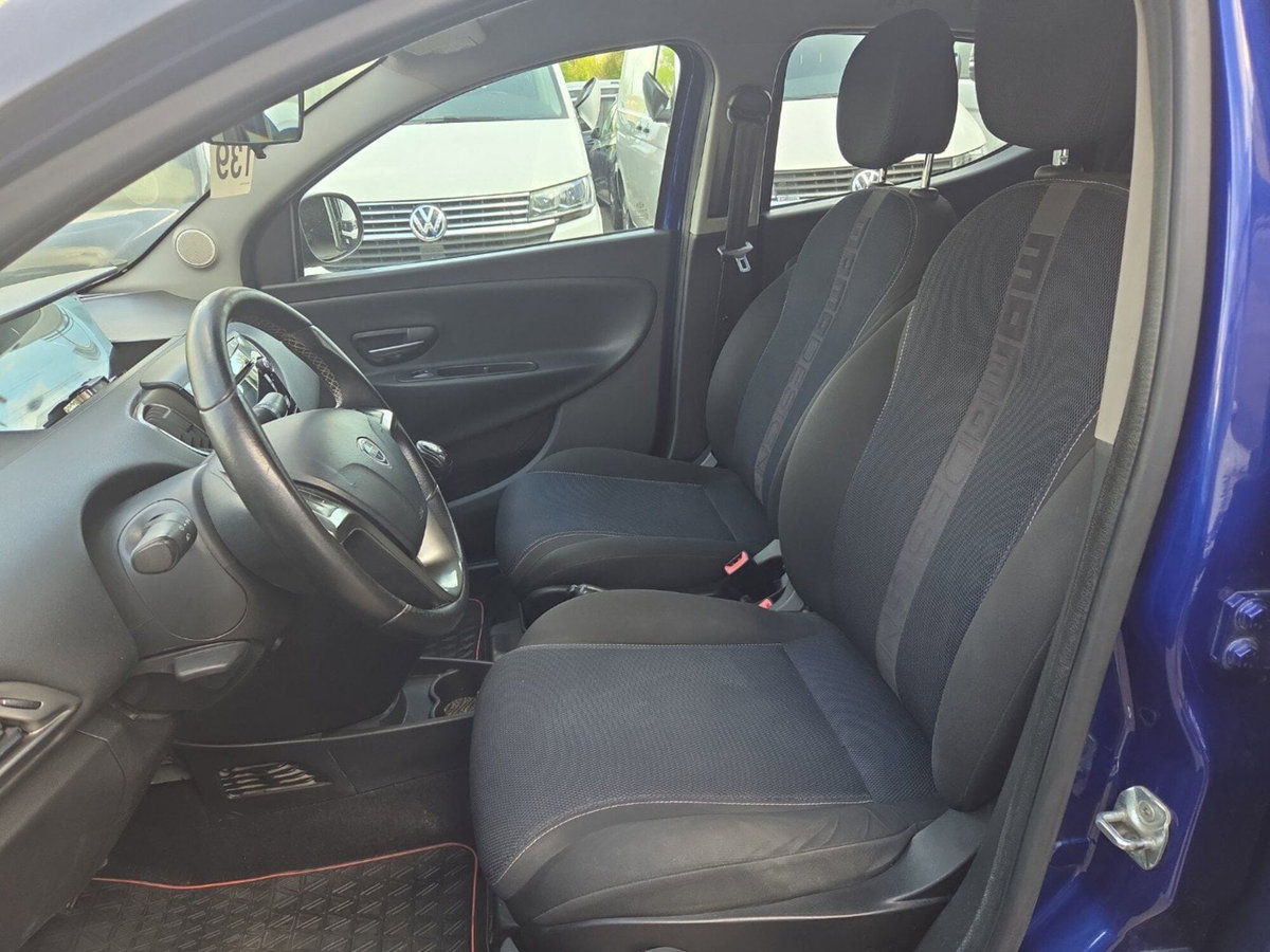 Lancia Ypsilon 1.2 69 CV 5 porte S Momodesign (8)