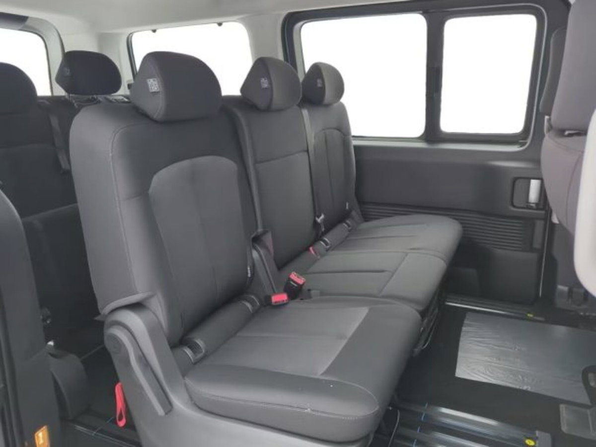 Hyundai Staria 1.6 hev 2wd auto (9)