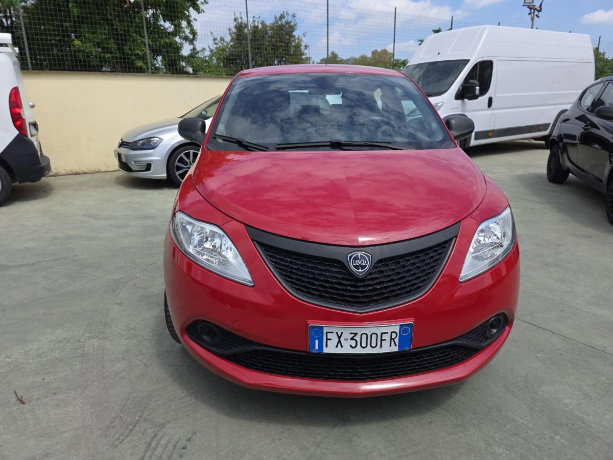 Lancia Ypsilon 1.2 69 CV 5 porte GPL Ecochic Silver (2)
