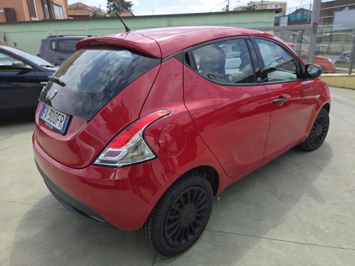 Lancia Ypsilon 1.2 69 CV 5 porte GPL Ecochic Silver (3)