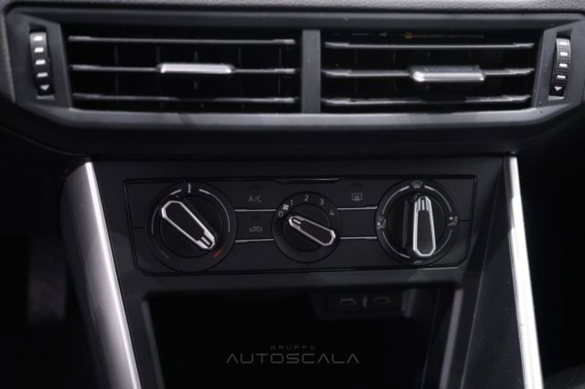 Volkswagen Polo 1.0 tsi Life 95cv (16)