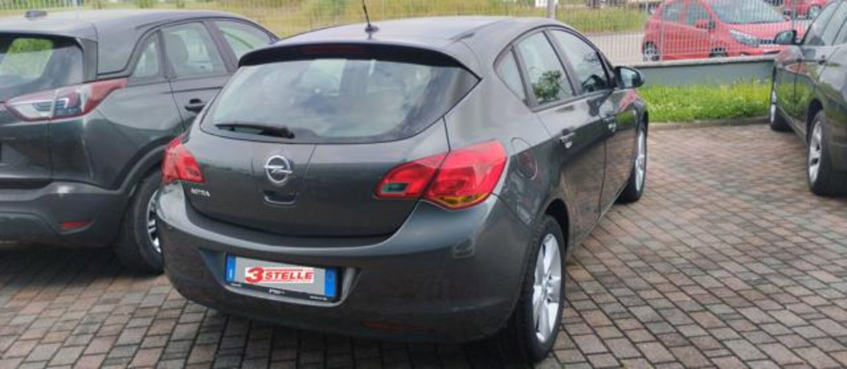Opel Astra 1.6 115CV 5 porte Cosmo (3)