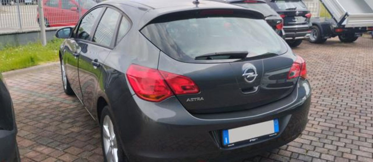 Opel Astra 1.6 115CV 5 porte Cosmo (4)