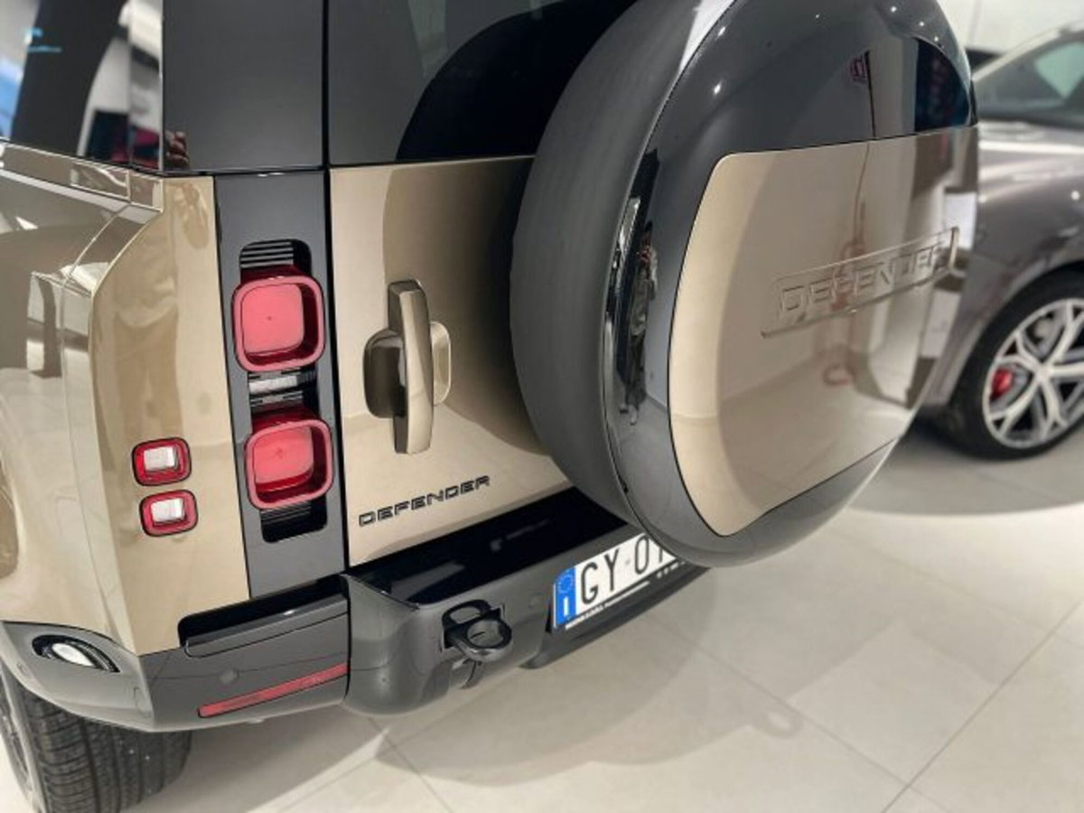 Land Rover Defender 110 3.0d i6 mhev X-Dynamic SE awd 200cv auto (6)