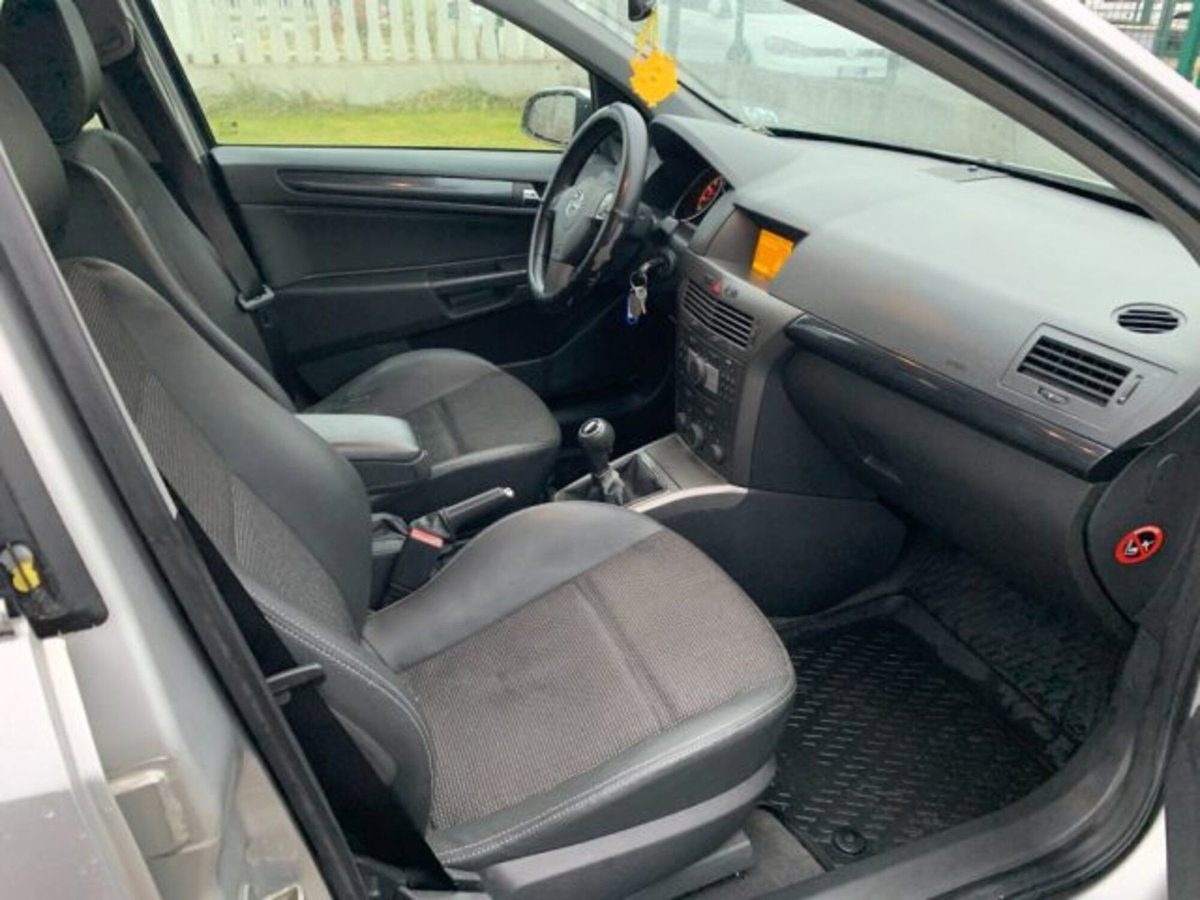 Opel Astra 1.6 16V Twinport 5 porte Club (11)