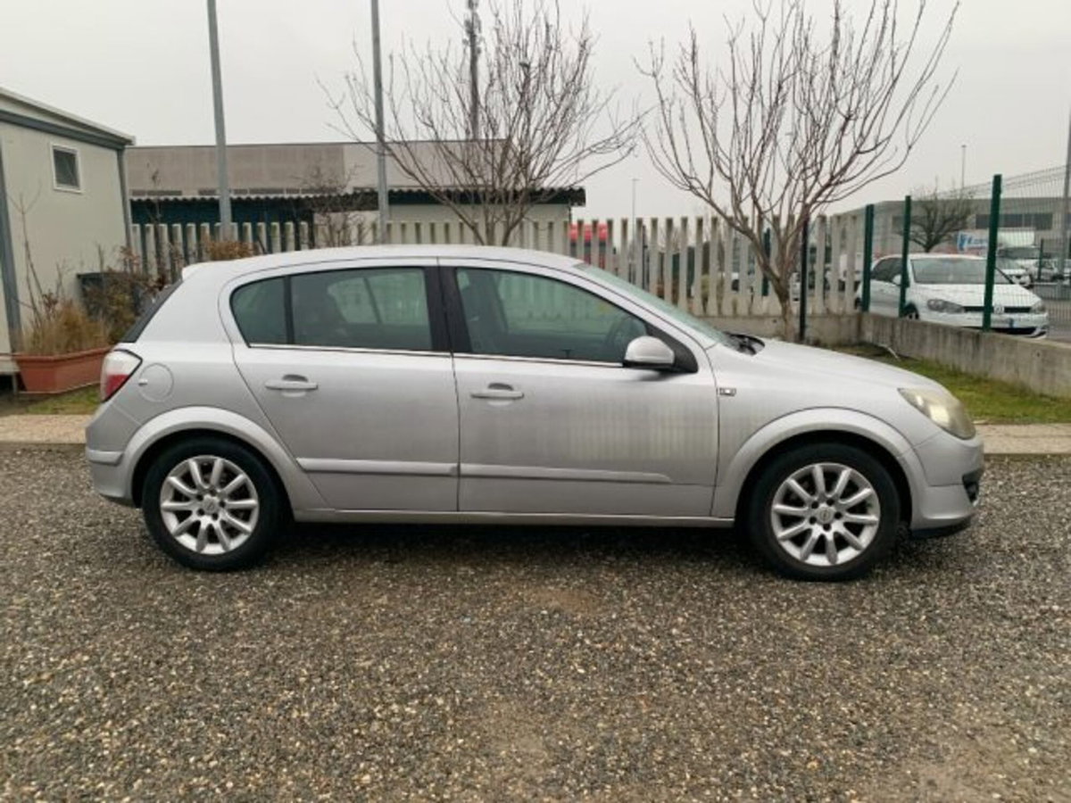 Opel Astra 1.6 16V Twinport 5 porte Club (4)