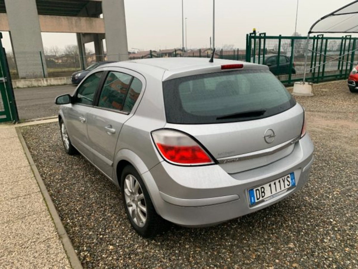 Opel Astra 1.6 16V Twinport 5 porte Club (7)