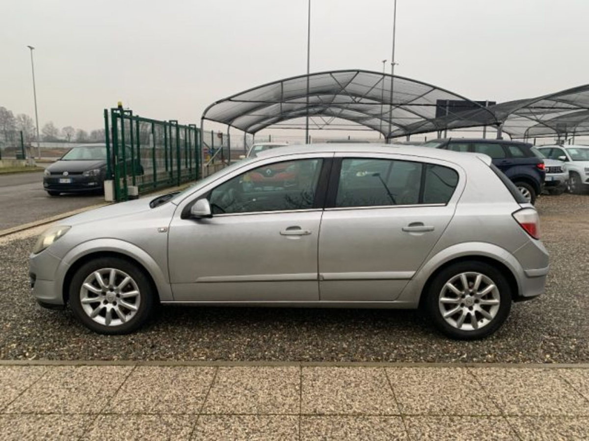 Opel Astra 1.6 16V Twinport 5 porte Club (8)