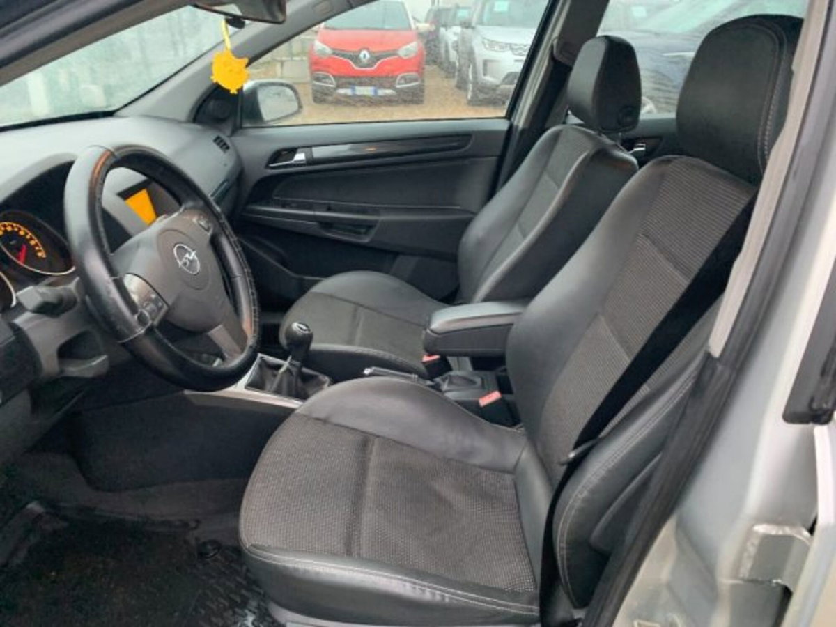 Opel Astra 1.6 16V Twinport 5 porte Club (9)