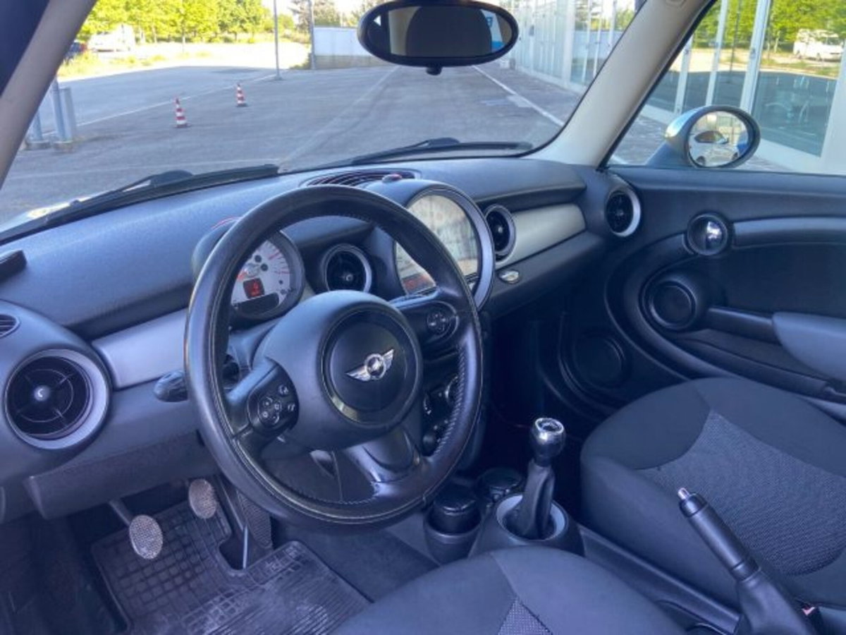 MINI Mini 1.6 16V Cooper D (10)