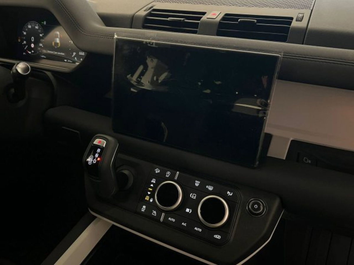 Land Rover Defender 110 3.0d i6 mhev X-Dynamic SE awd 200cv auto (14)