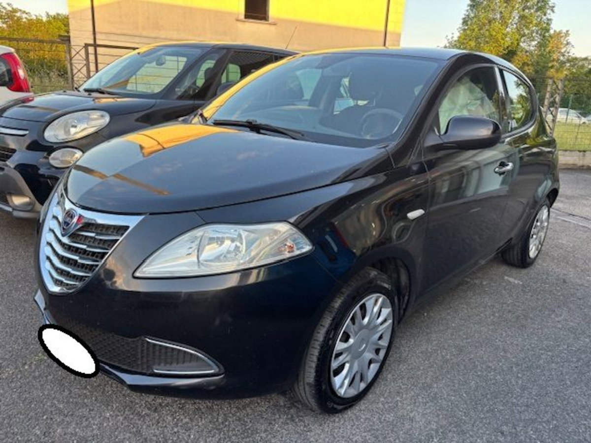 Lancia Ypsilon 1.2 69 CV 5 porte Gold (2)