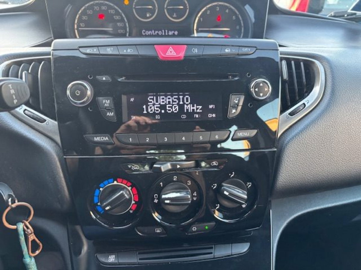 Lancia Ypsilon 1.2 69 CV 5 porte Gold (8)