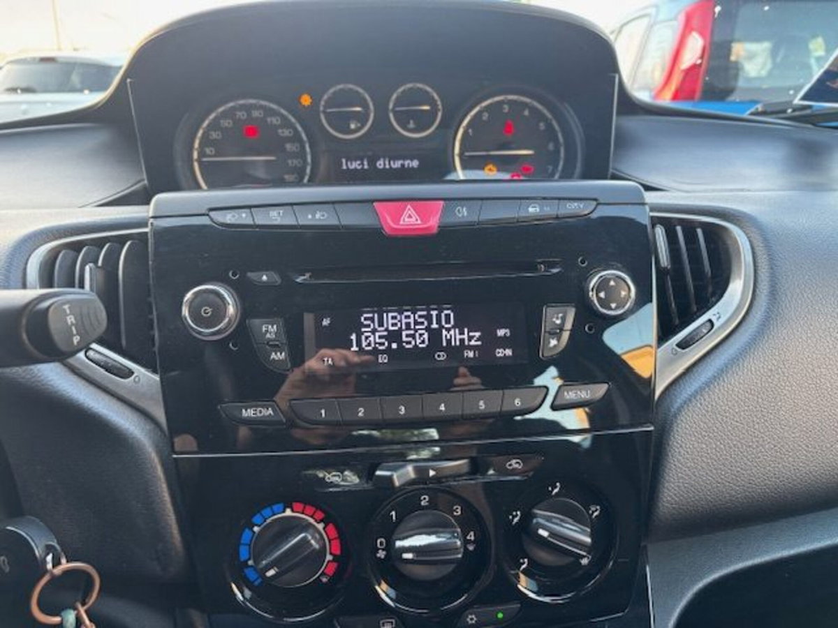 Lancia Ypsilon 1.2 69 CV 5 porte Gold (9)