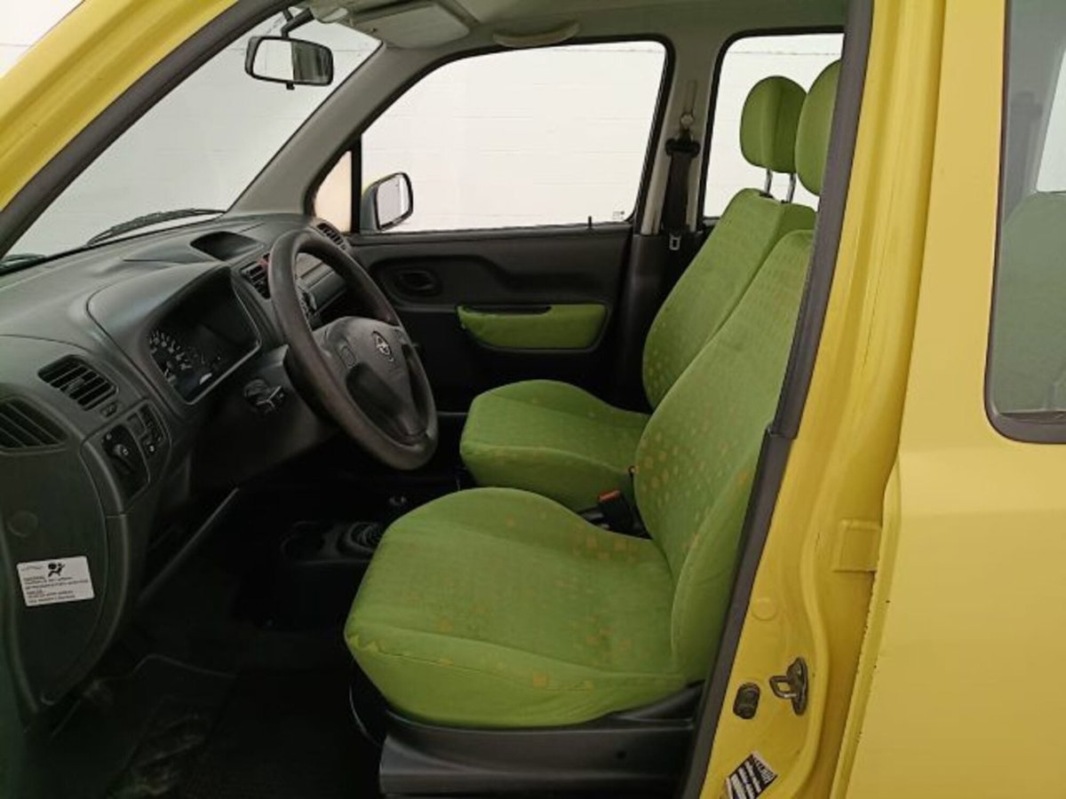 Opel Agila 1.0 12V Comfort (8)