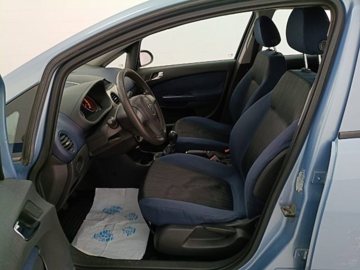 Opel Corsa 1.2 5 porte Club (8)