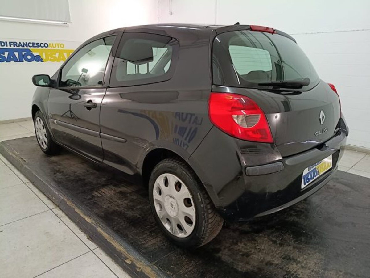 Renault Clio 1.4 16V 3 porte Confort (2)