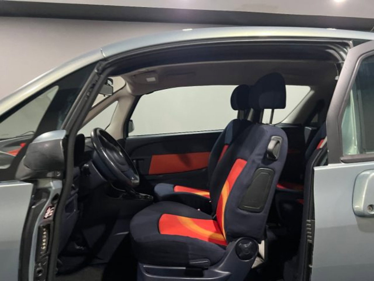 Peugeot 1007 1.4 HDi Sporty (8)