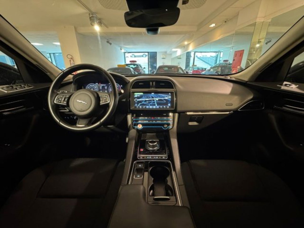 Jaguar F-Pace 2.0d i4 mhev R-Dynamic SE 90th Anniversary Edition awd 204cv auto (12)