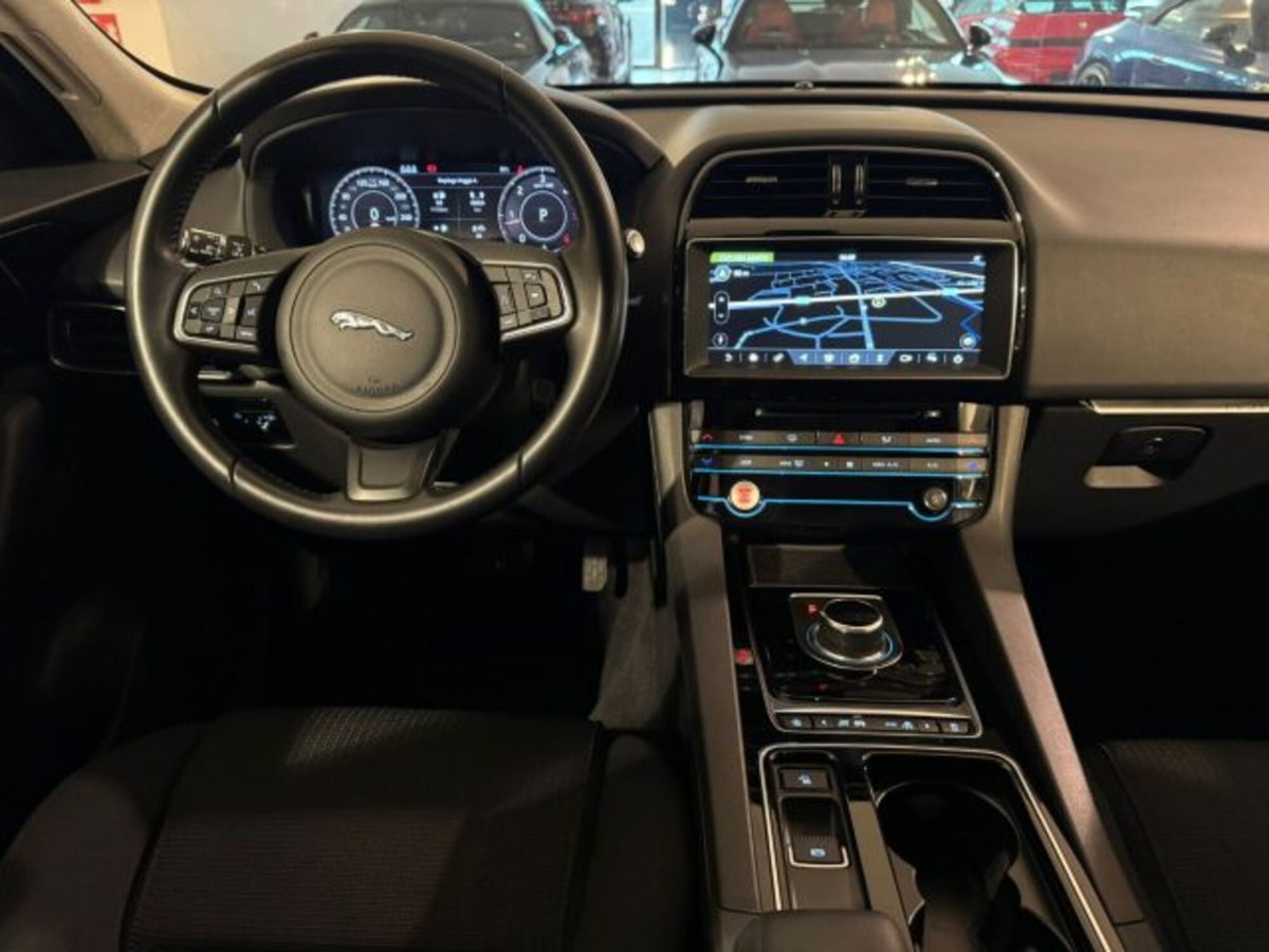 Jaguar F-Pace 2.0d i4 mhev R-Dynamic SE 90th Anniversary Edition awd 204cv auto (13)