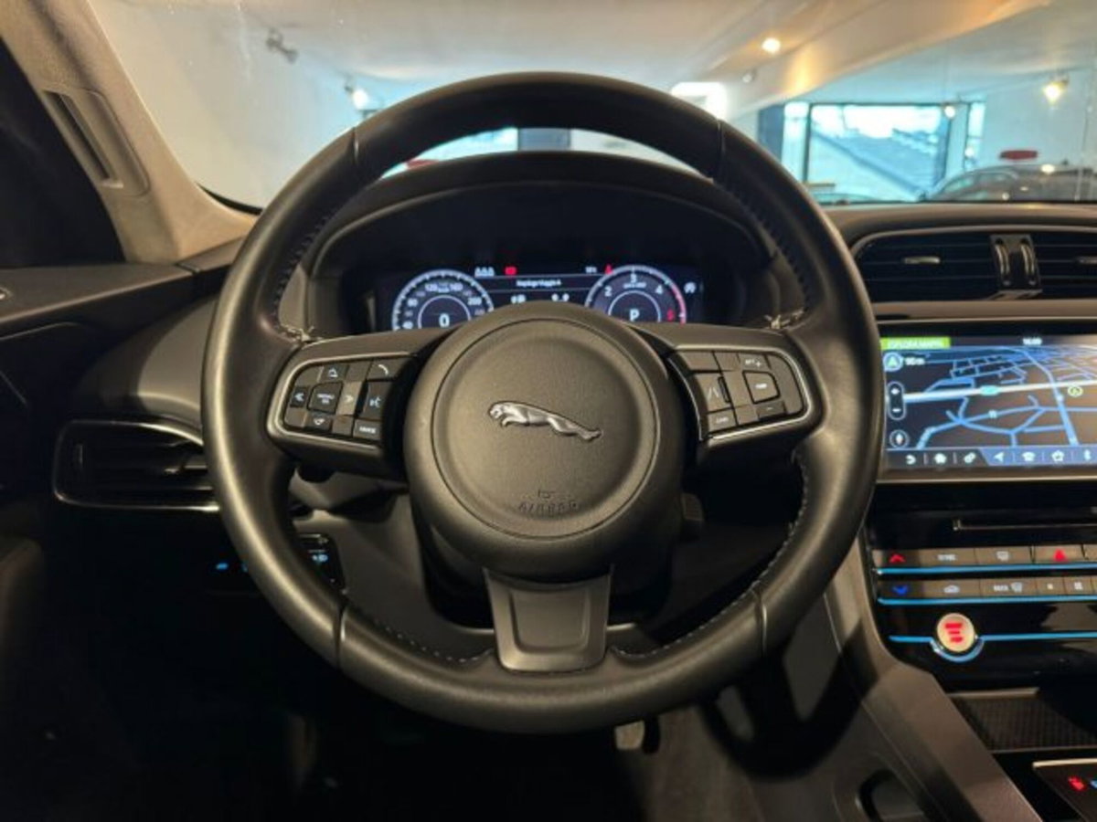 Jaguar F-Pace 2.0d i4 mhev R-Dynamic SE 90th Anniversary Edition awd 204cv auto (14)
