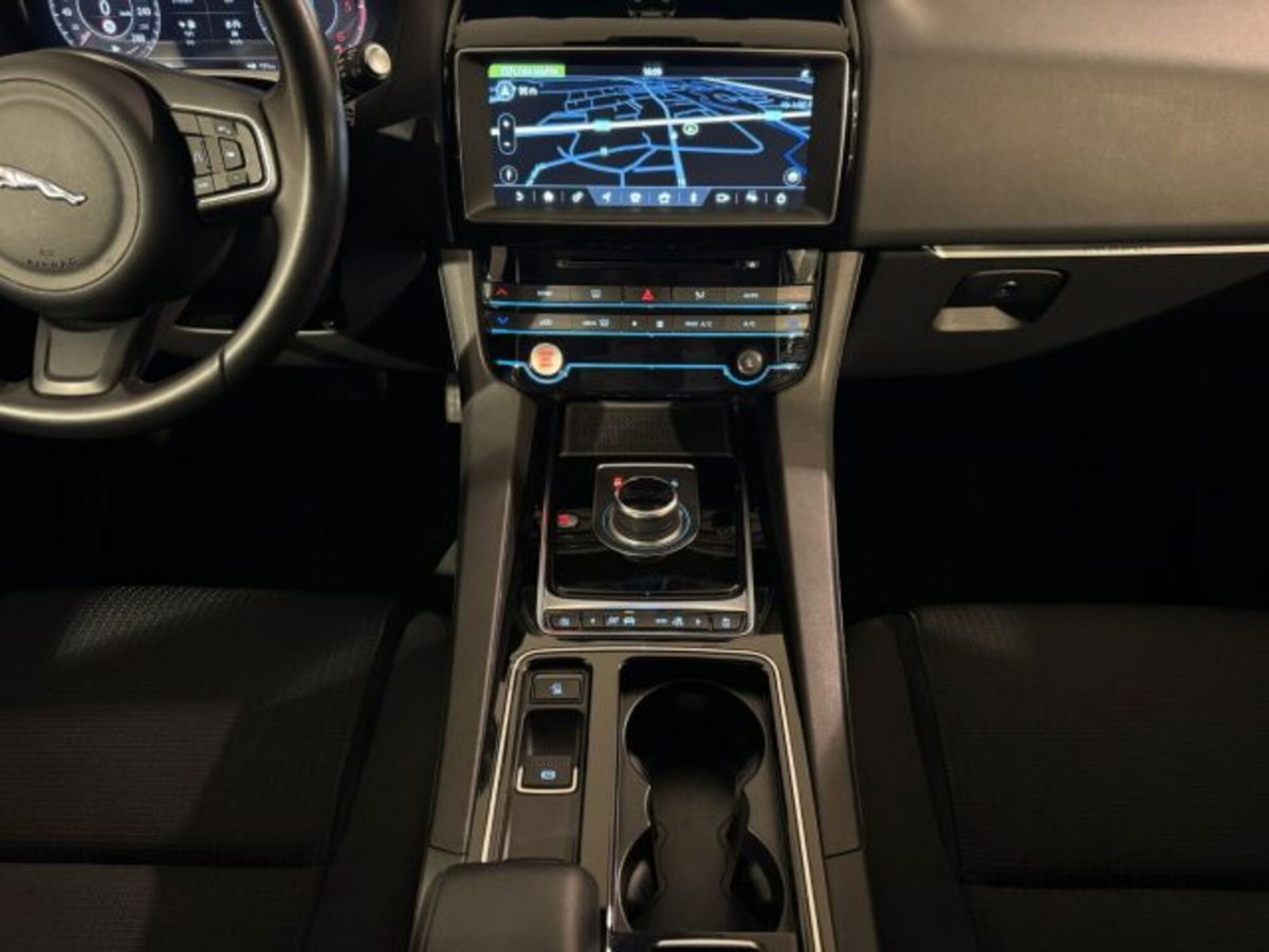 Jaguar F-Pace 2.0d i4 mhev R-Dynamic SE 90th Anniversary Edition awd 204cv auto (15)