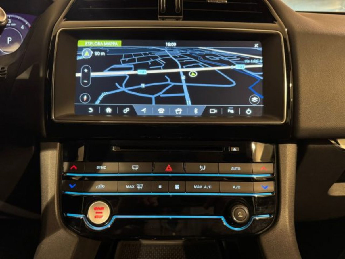 Jaguar F-Pace 2.0d i4 mhev R-Dynamic SE 90th Anniversary Edition awd 204cv auto (18)