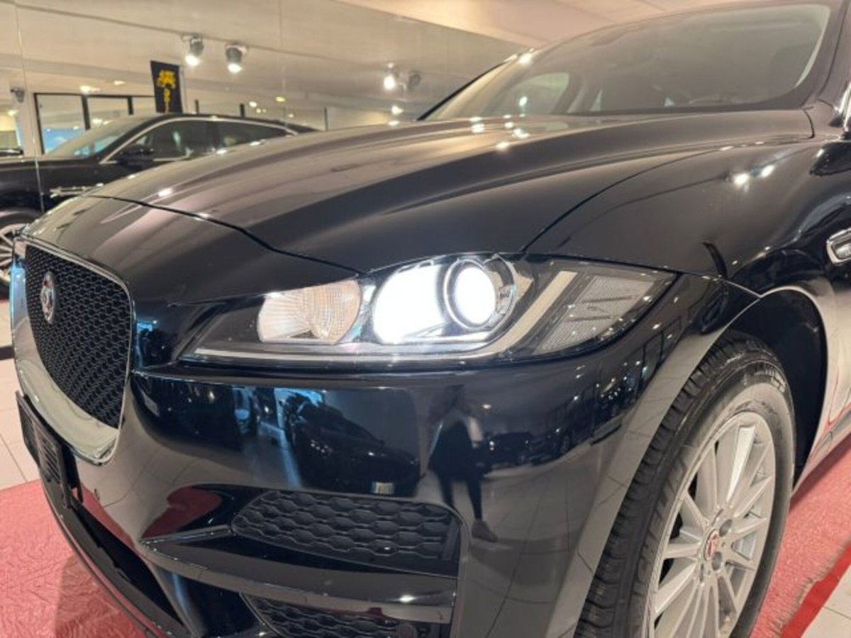 Jaguar F-Pace 2.0d i4 mhev R-Dynamic SE 90th Anniversary Edition awd 204cv auto (4)