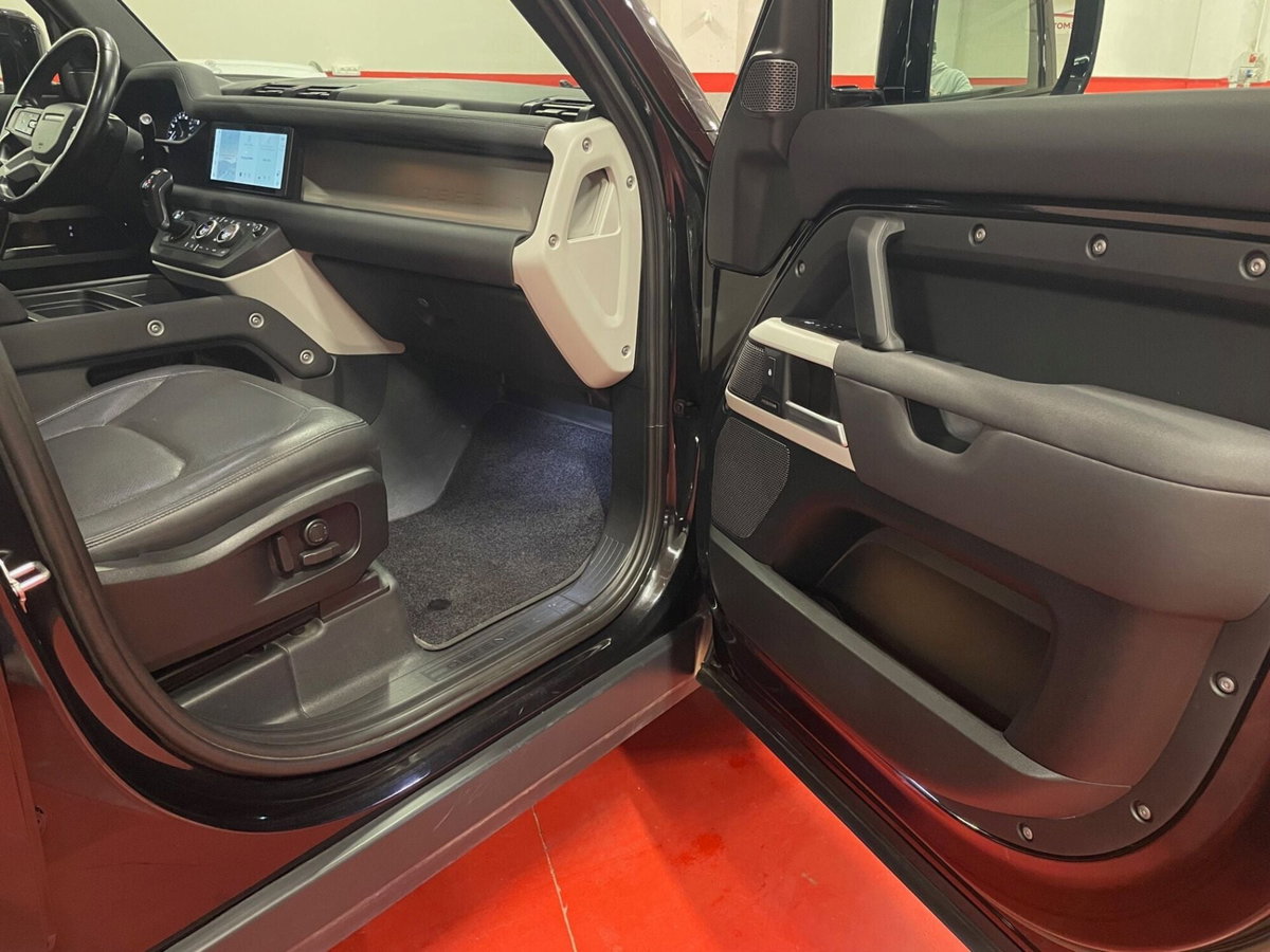 Land Rover Defender 110 3.0D I6 200 CV AWD Auto X-Dynamic HSE (14)