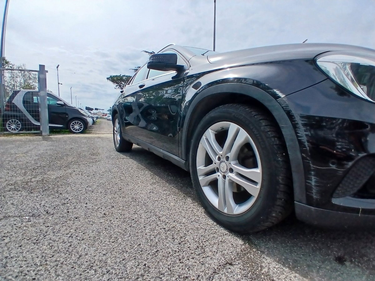 Mercedes-Benz GLA SUV 180 d Premium (11)