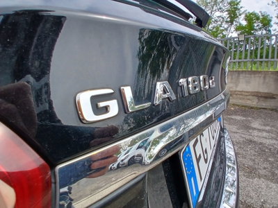 Mercedes-Benz GLA SUV 180 d Premium (16)