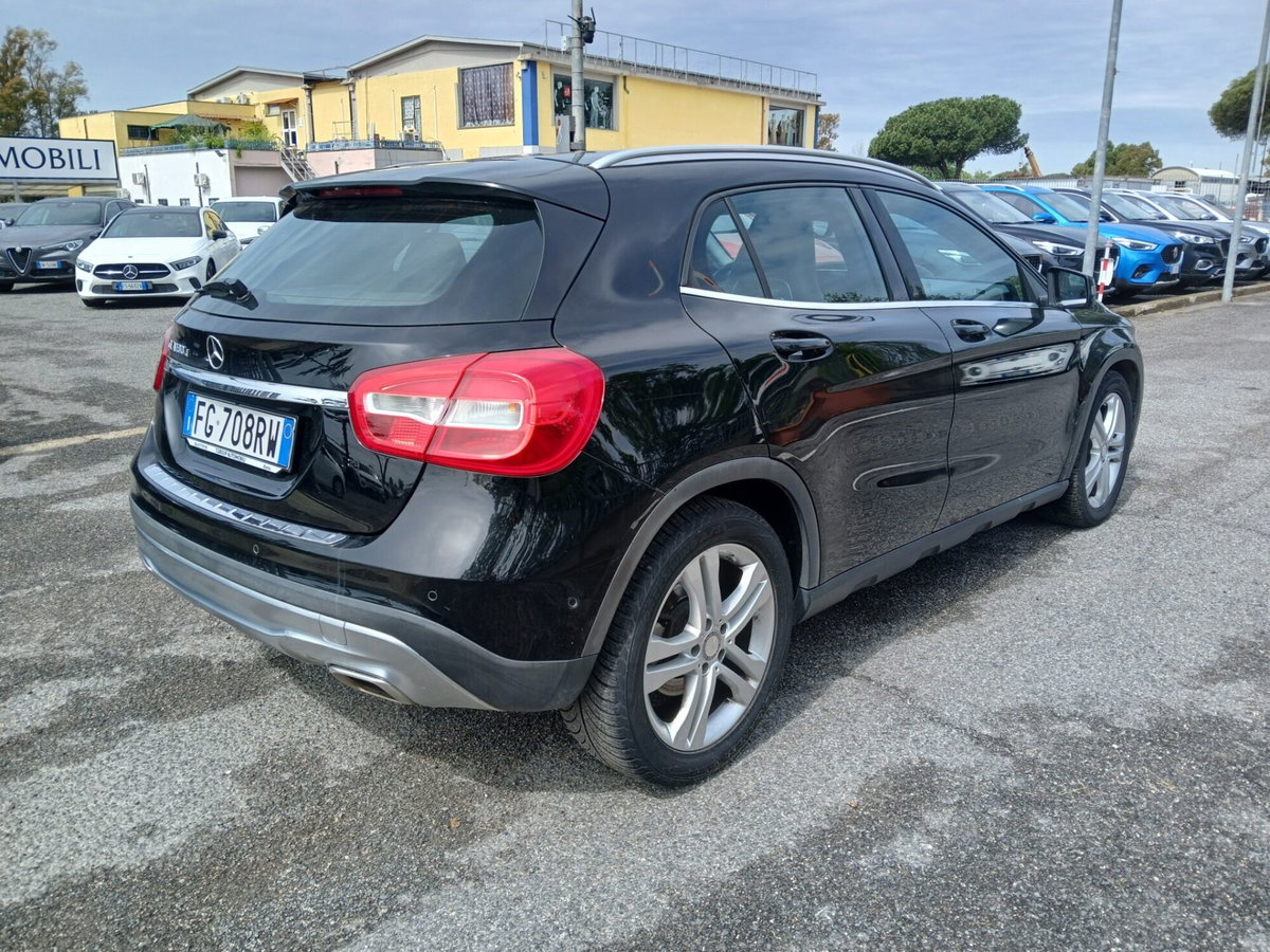 Mercedes-Benz GLA SUV 180 d Premium (5)