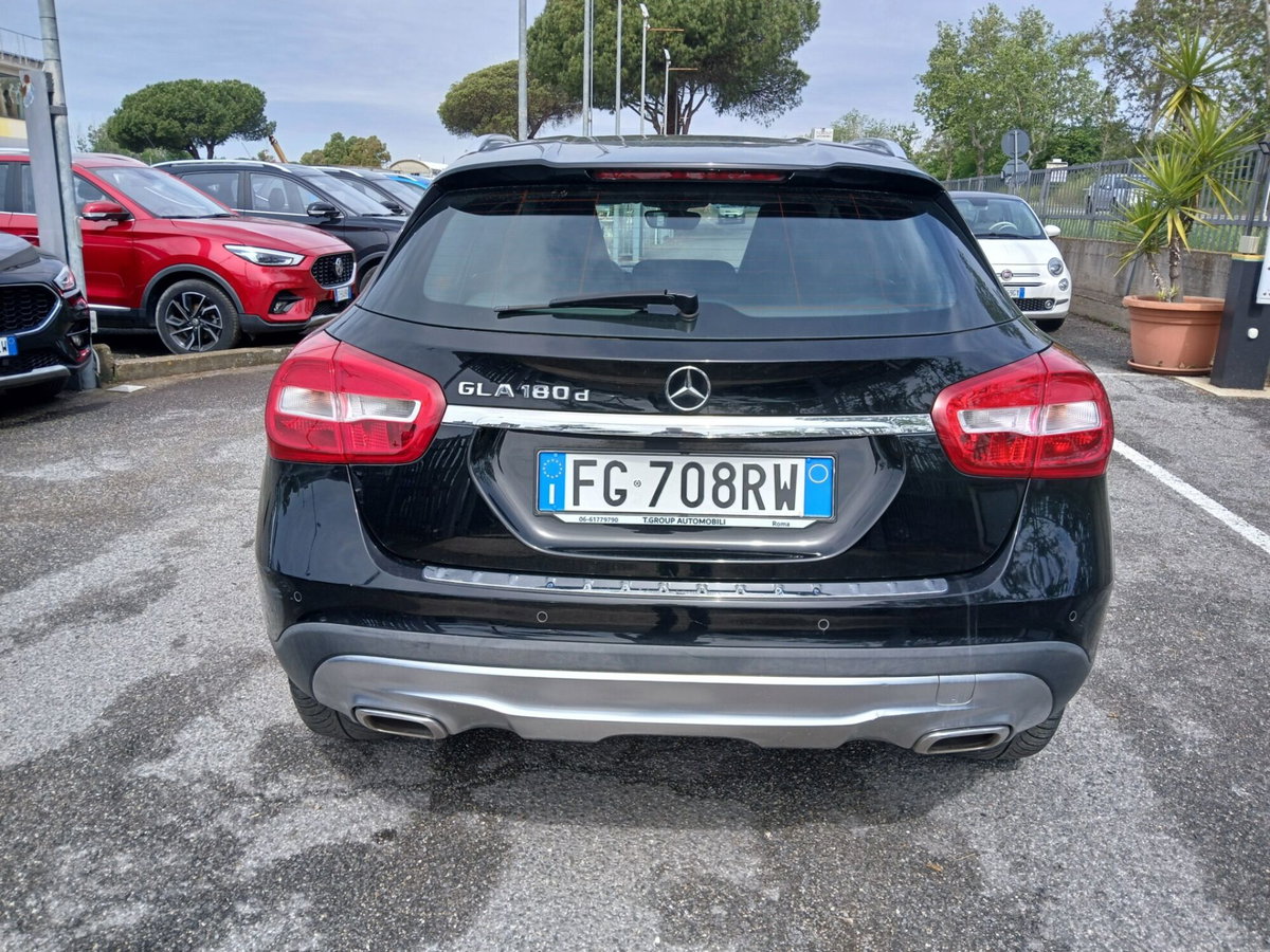 Mercedes-Benz GLA SUV 180 d Premium (6)