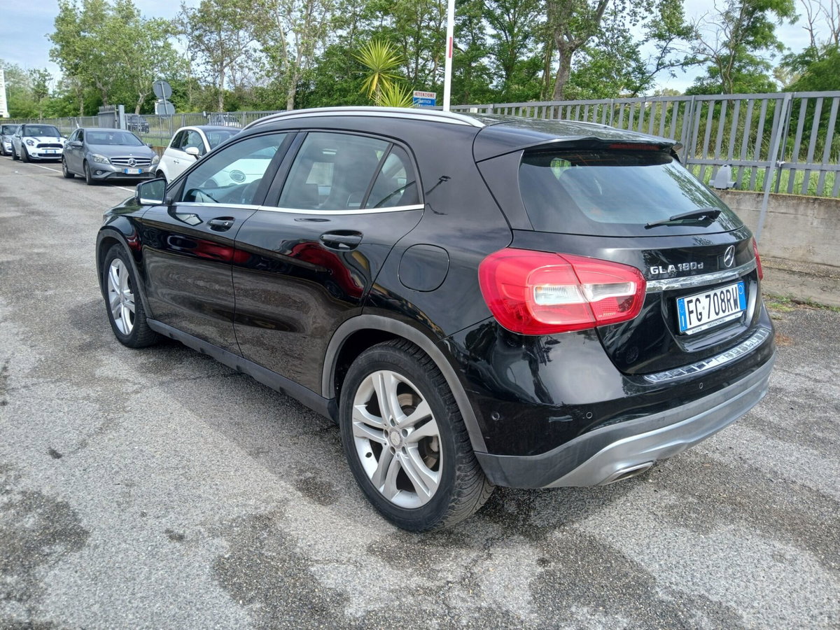Mercedes-Benz GLA SUV 180 d Premium (7)