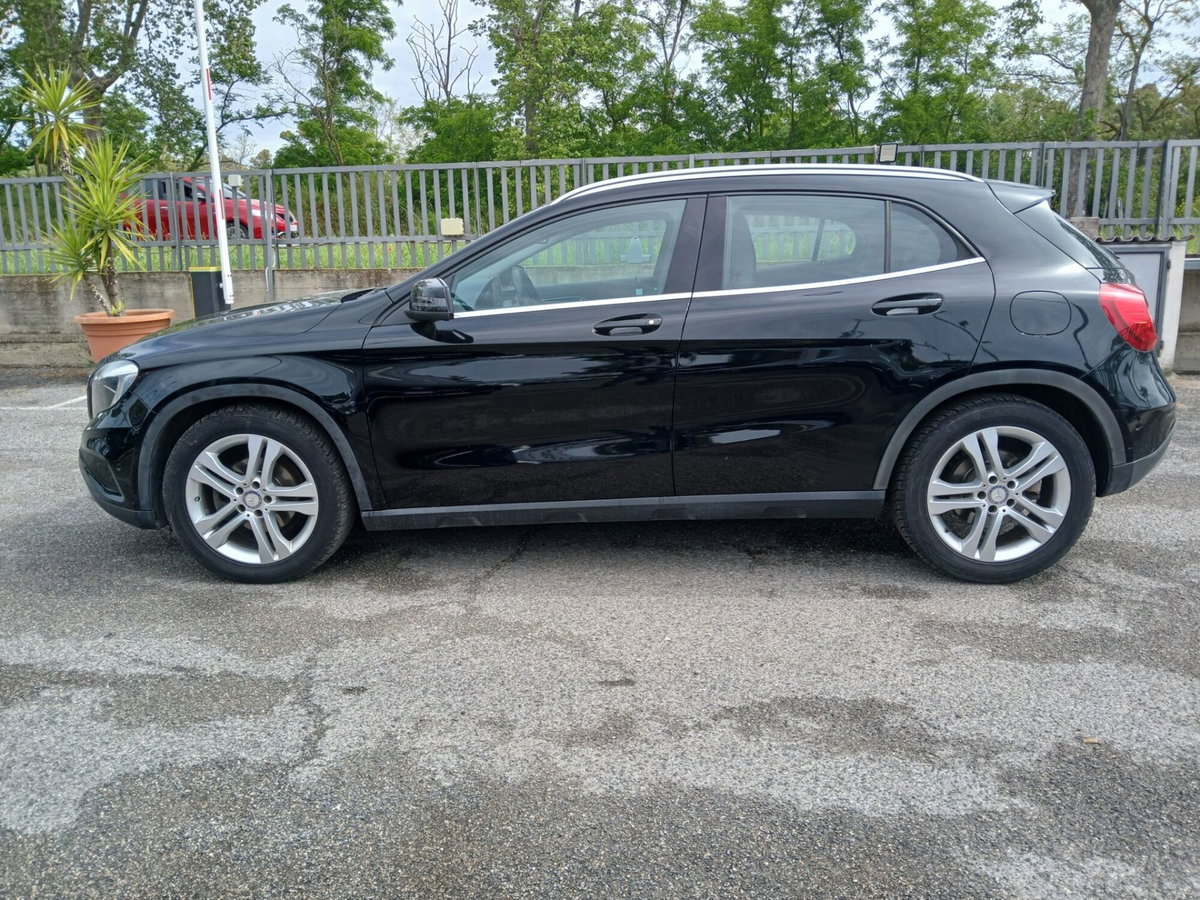 Mercedes-Benz GLA SUV 180 d Premium (8)
