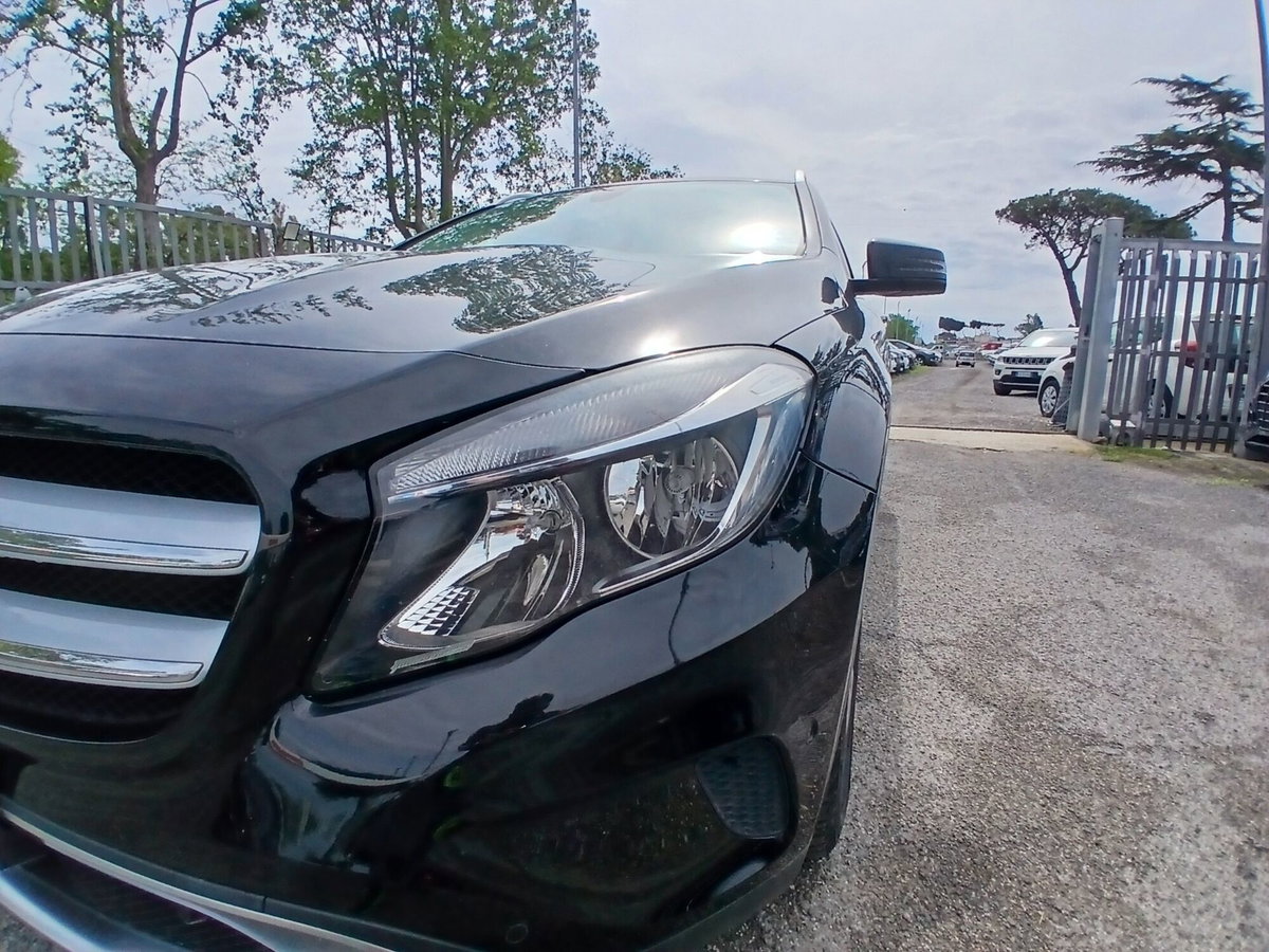 Mercedes-Benz GLA SUV 180 d Premium (9)